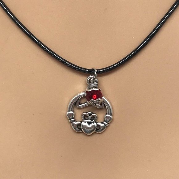 Claddagh Triquetra Celtic Trinity Knot Dark Red - Picture 3 of 8